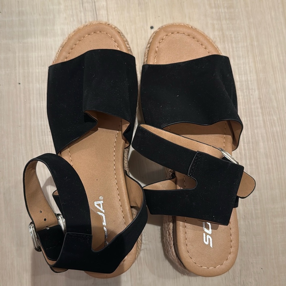 NWT Size 6.5  Faux Suede Ankle Strap Sandals 
Black/ Tan with white base